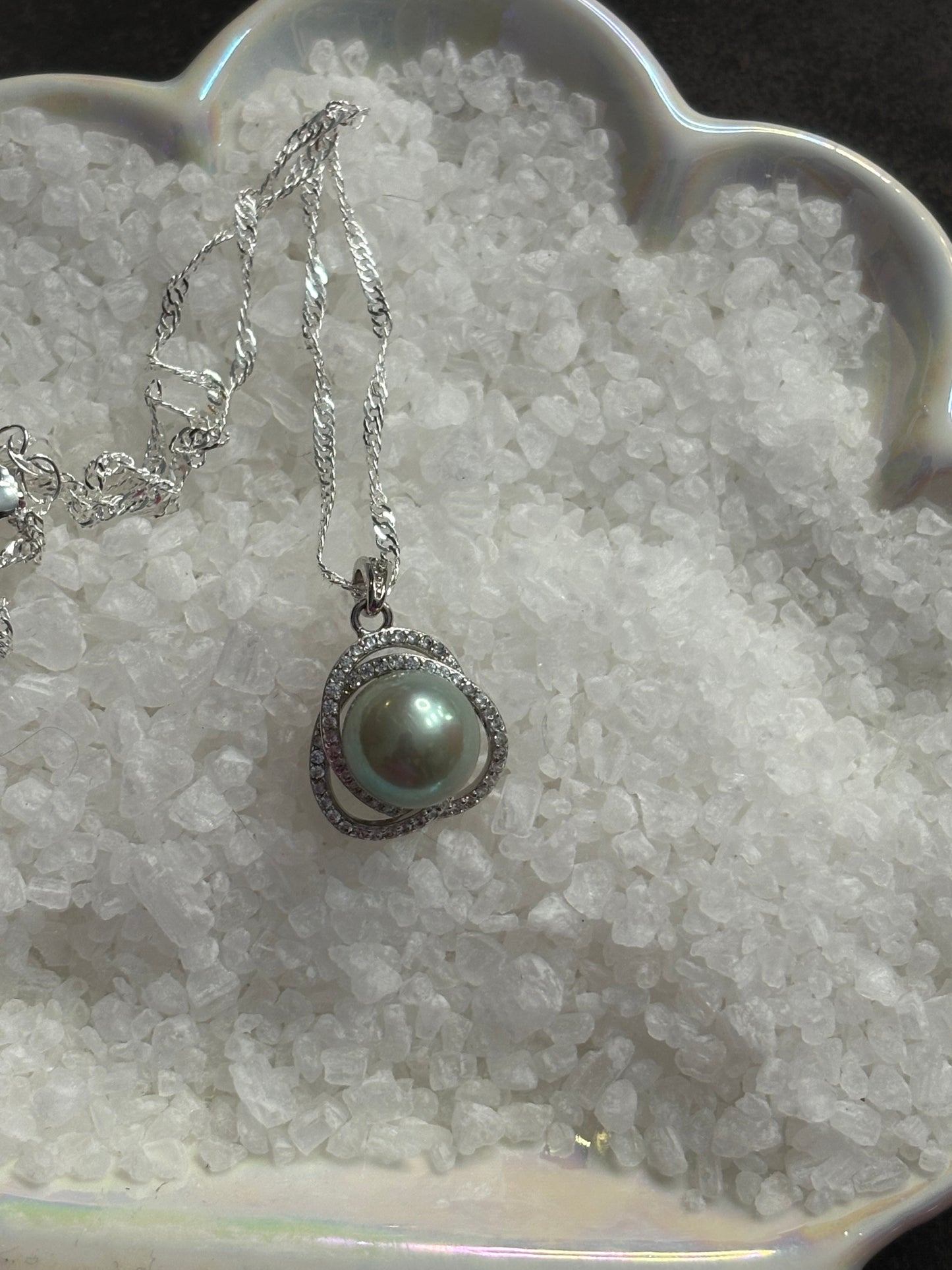 Knot of Radiance Pendant